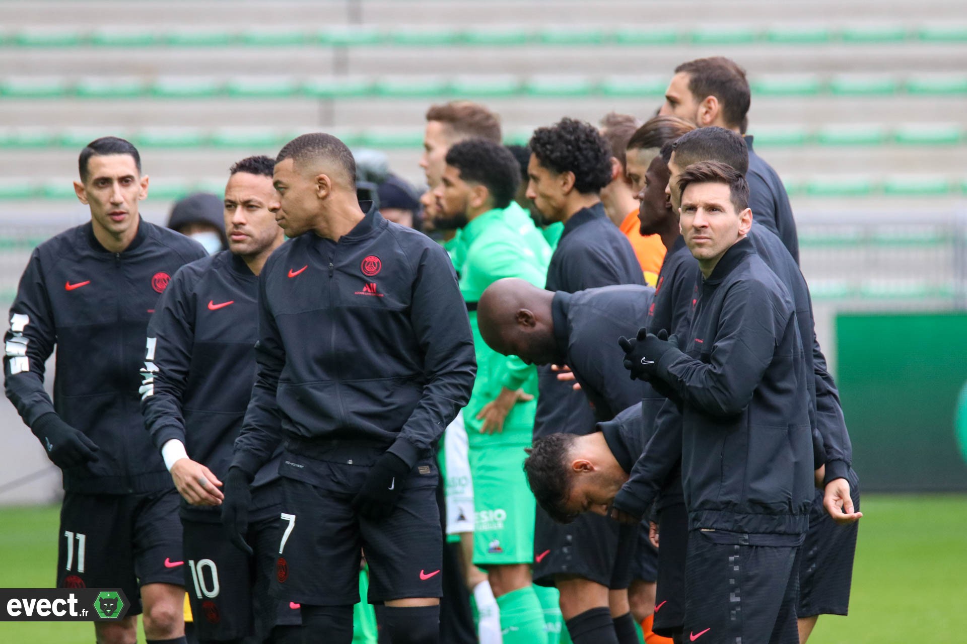 Insolite Les joueurs du PSG ont signé un ballon de foot qui sera