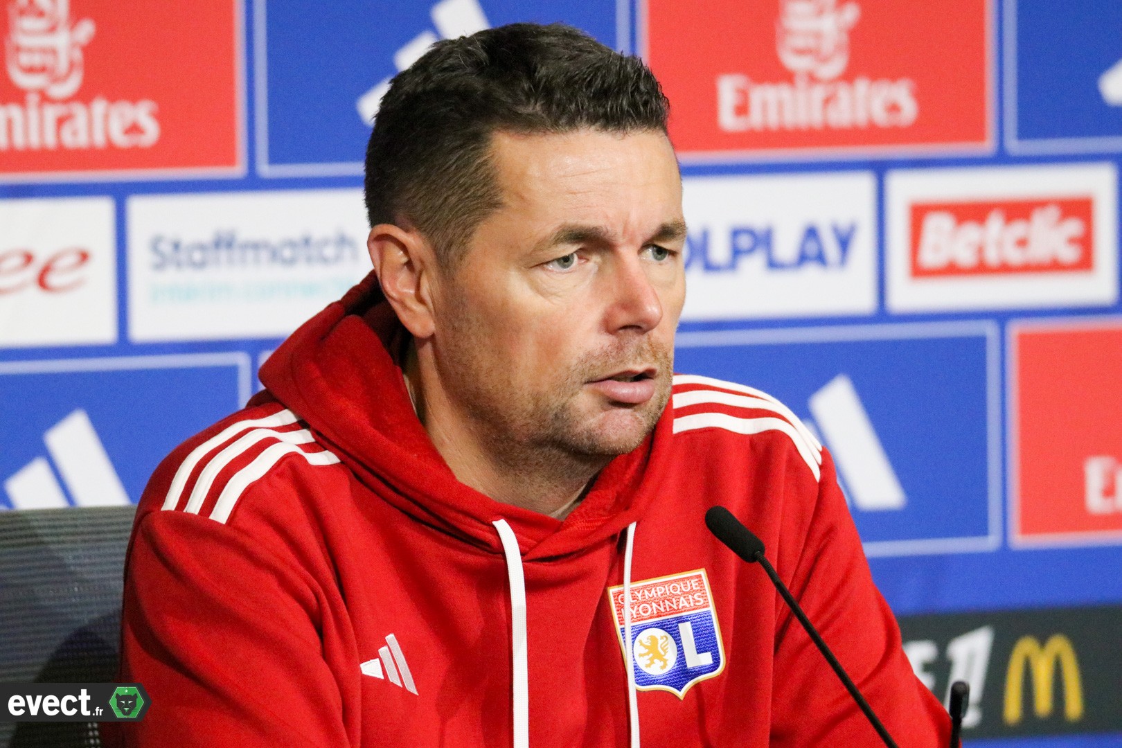 Pierre Sage loue l'ambiance du Chaudron mais pas celle du Parc OL #ASSE