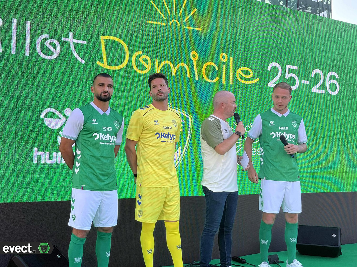 🚨 L'ASSE et hummel dévoilent le nouveau maillot domicile des Verts #ASSE