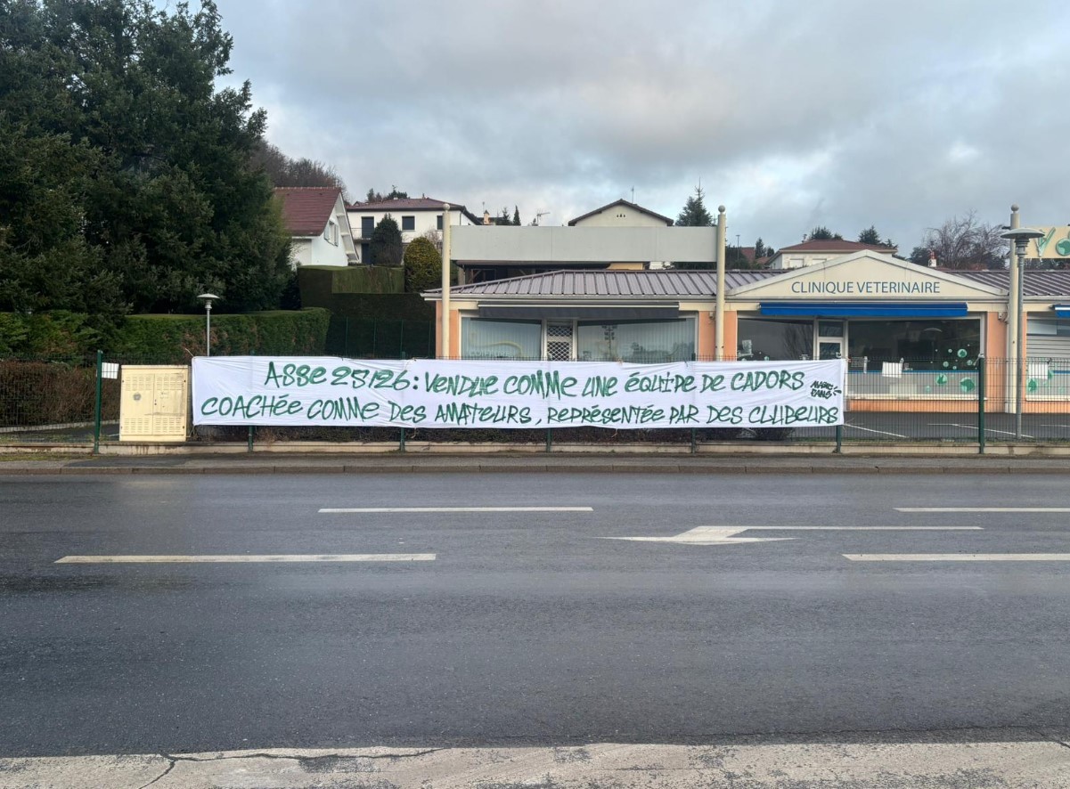 🚨 ASSE - Une nouvelle banderole vise Horneland et les joueurs #ASSE