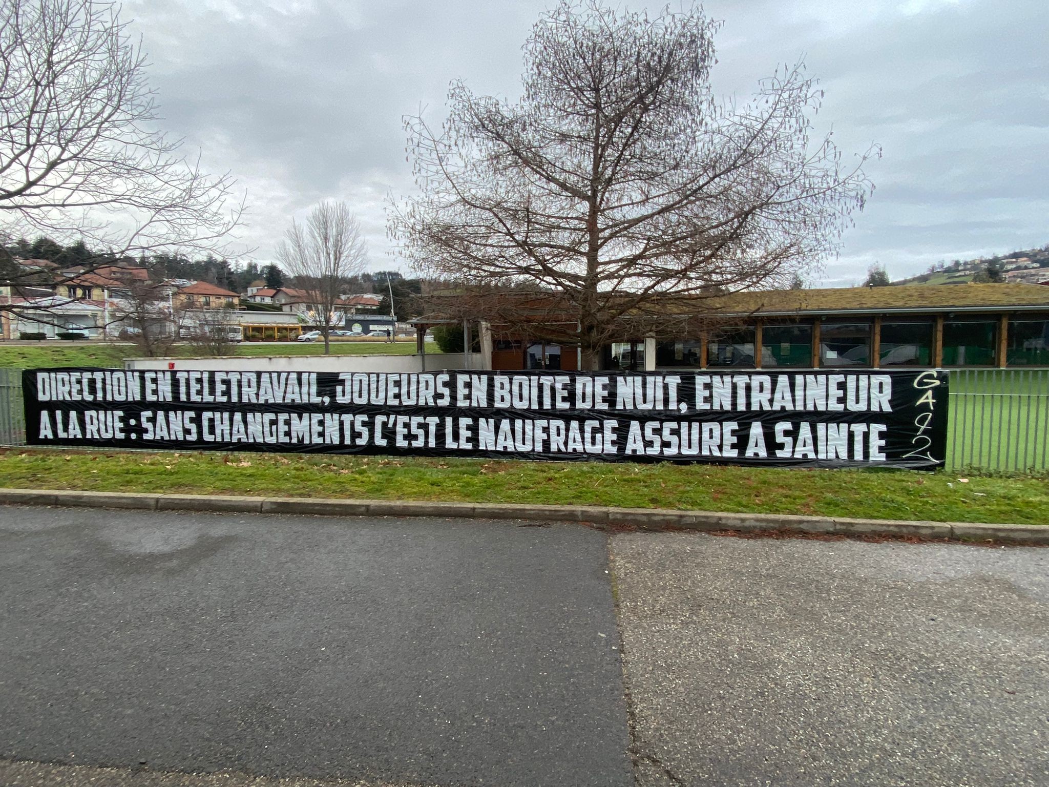 Les GA92 tancent Kilmer, Horneland et joueurs dans une banderole #ASSE