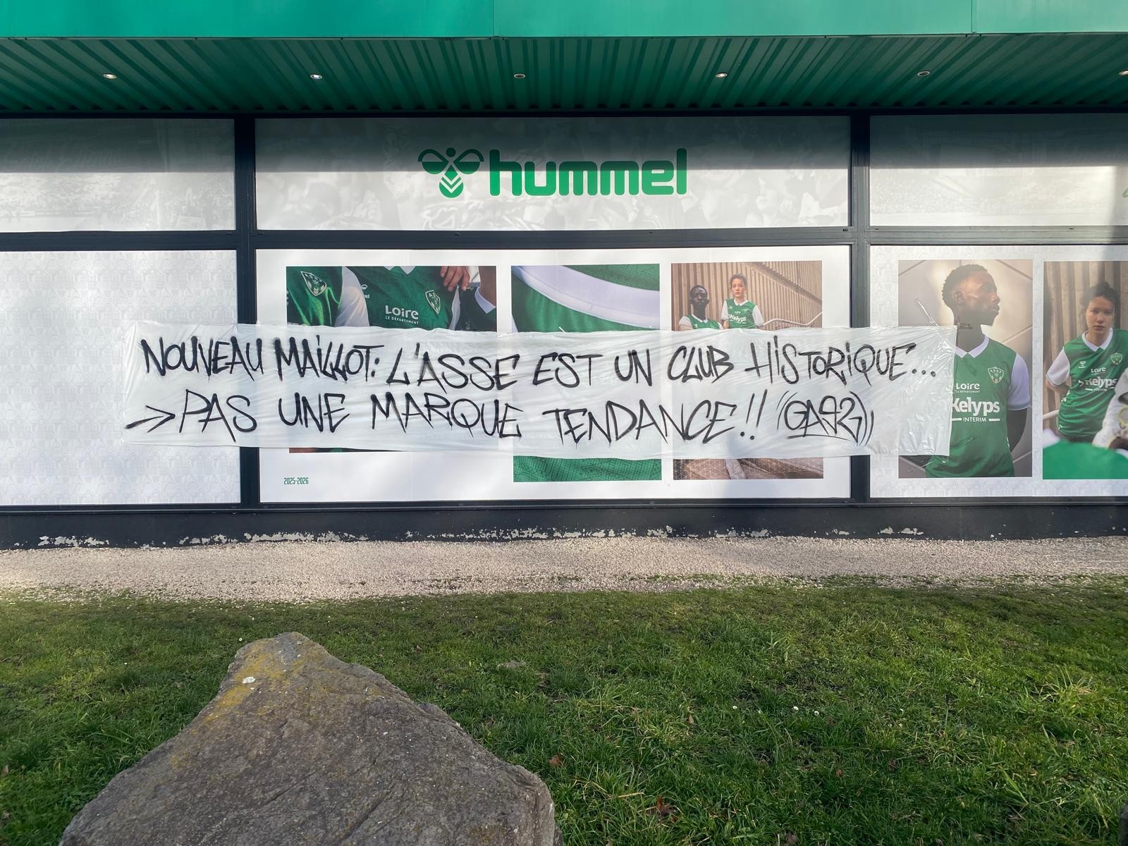 Les GA92 fustigent l'ASSE et son quatrième maillot via deux banderoles #ASSE