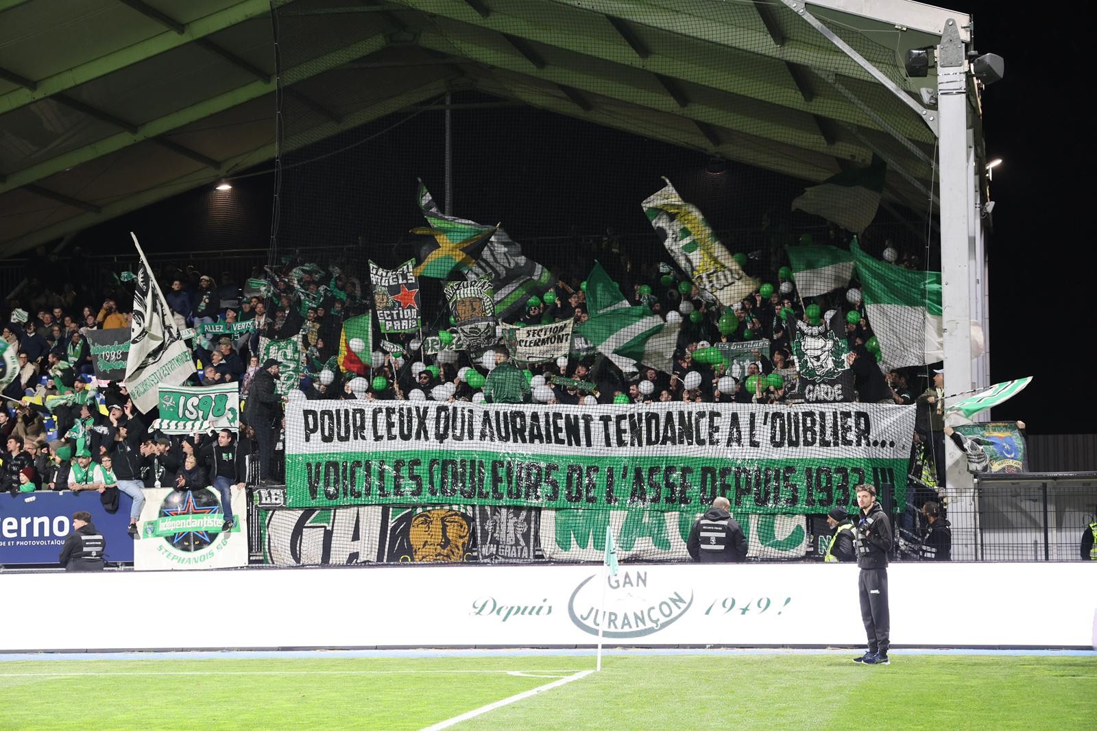 La pique des supporters stéphanois à l'ASSE et hummel du côté de Pau #ASSE