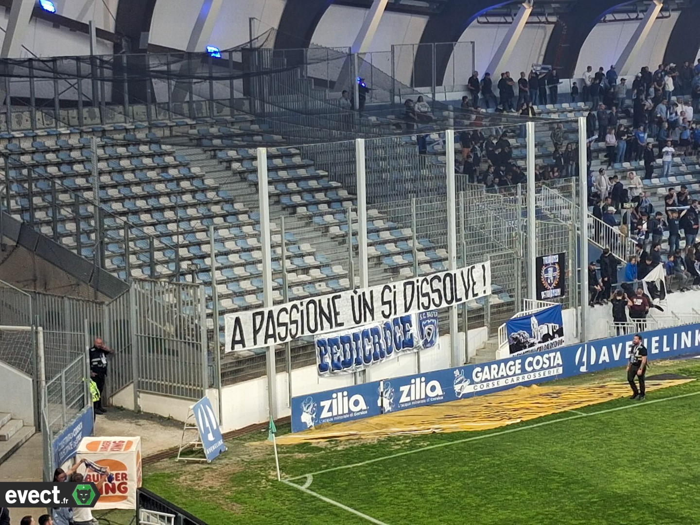 La jolie banderole des fans de Bastia en soutien aux GA92 et MF91 #ASSE