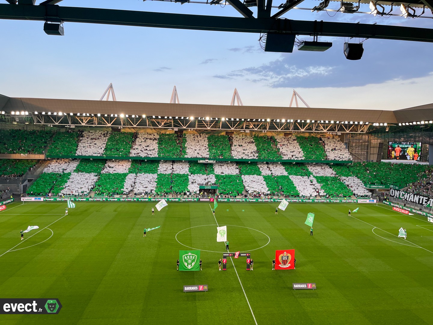 Le plus beau tifo de Ligue 2 est à Geoffroy-Guichard #ASSE