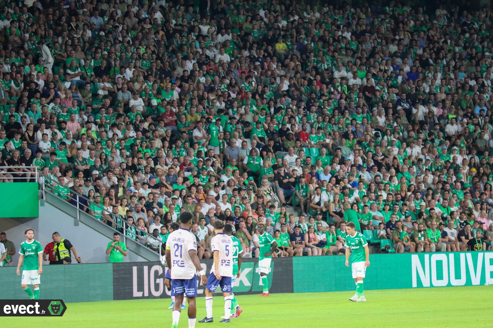 Un Chaudron moins rempli qu'attendu mais qui reste un ovni en Ligue 2 #ASSE