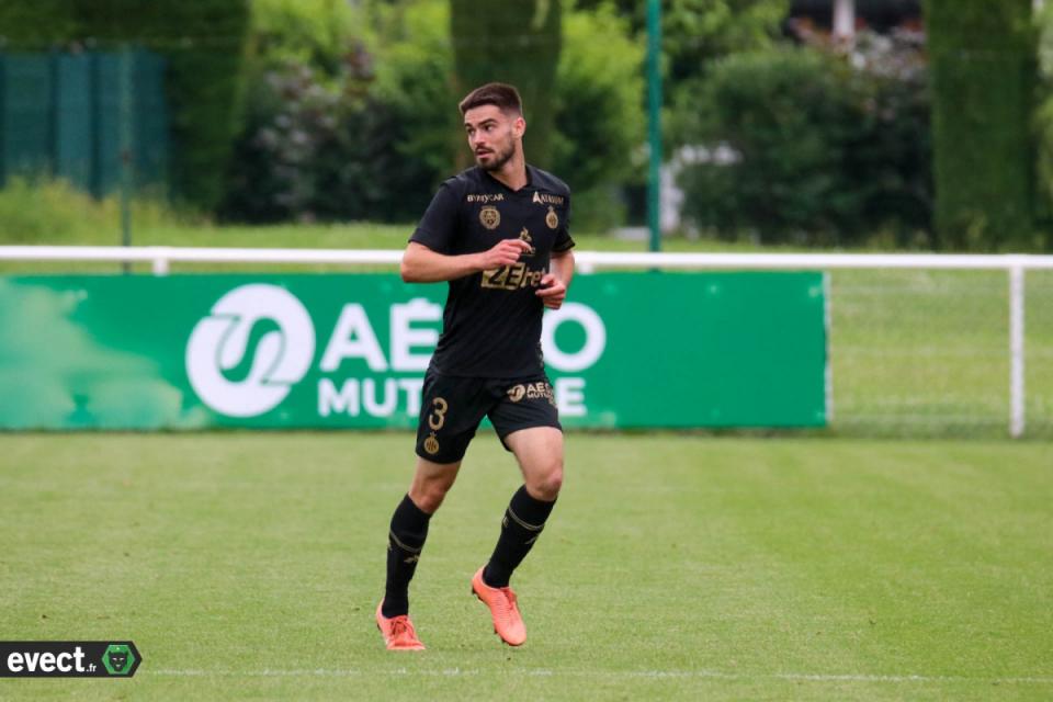 Passé par l'AS Saint-Étienne, il rebondit en Ligue 3