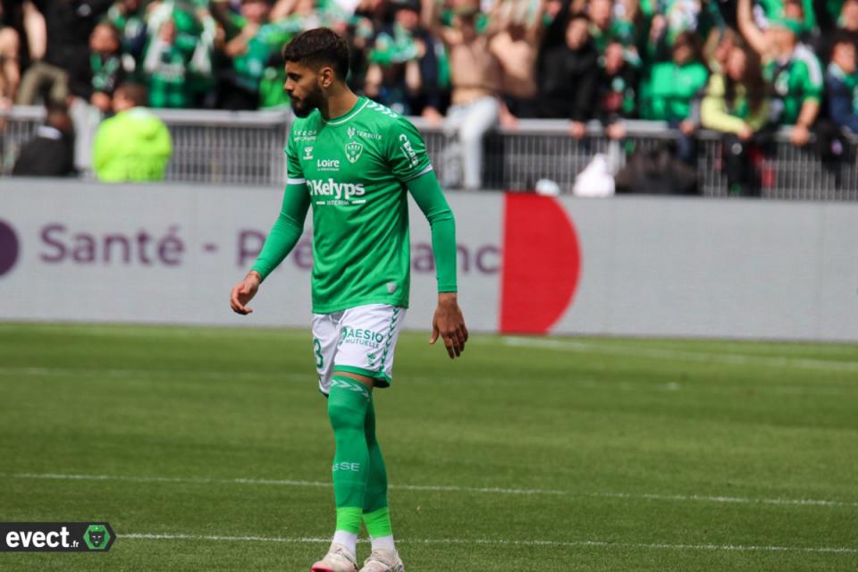À l'ASSE en 2024, il est élu meilleur latéral de son championnat