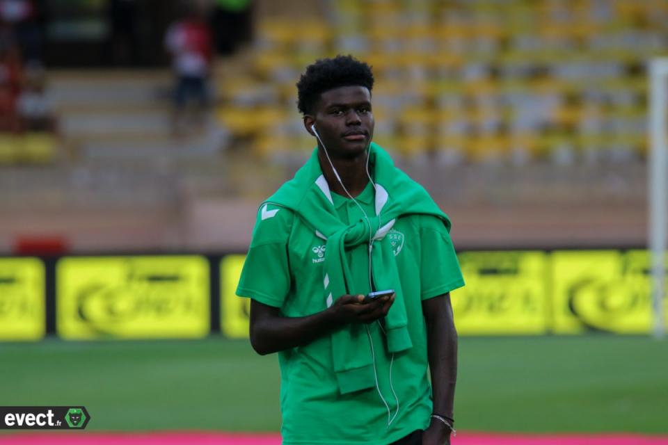 ✅ Officiel : Premier contrat professionnel pour ce défenseur à l'ASSE