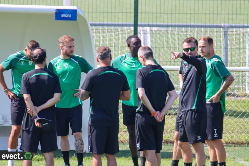 Des nouvelles têtes et beaucoup d'absents à la reprise de l'ASSE