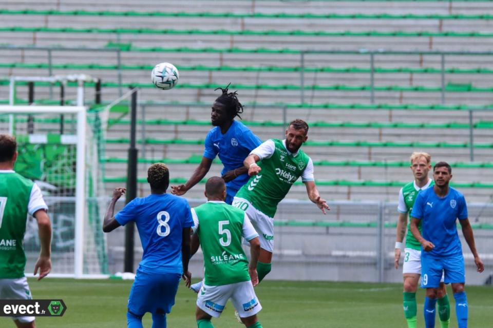 Troyes prend le large en tête de la Ligue 2, l'ASSE sous pression