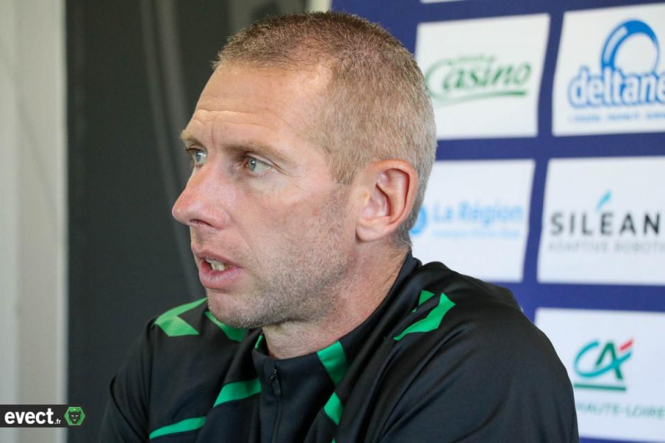 Flash - L'entraineur des féminines de l'ASSE mis à pied 