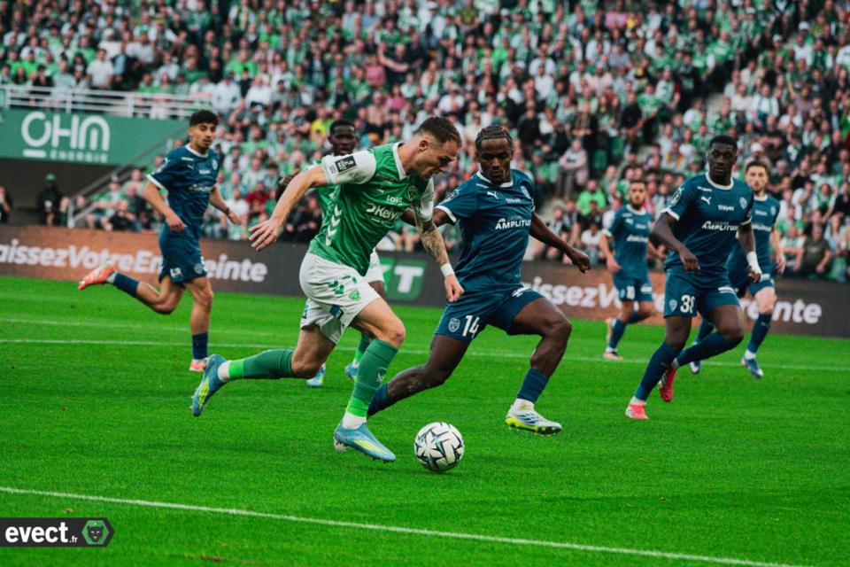 Troyes humilie l'ASSE et valide sa montée en Ligue 1 dans le Chaudron