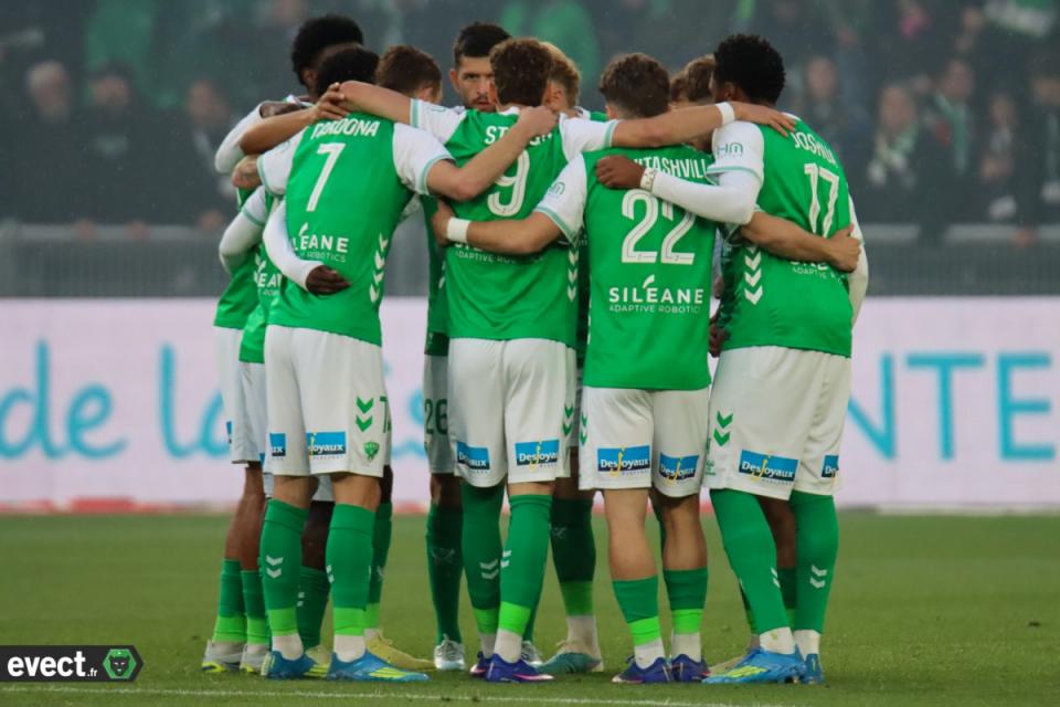 Le groupe de 22 joueurs de l'ASSE avec le retour de Ben Old 