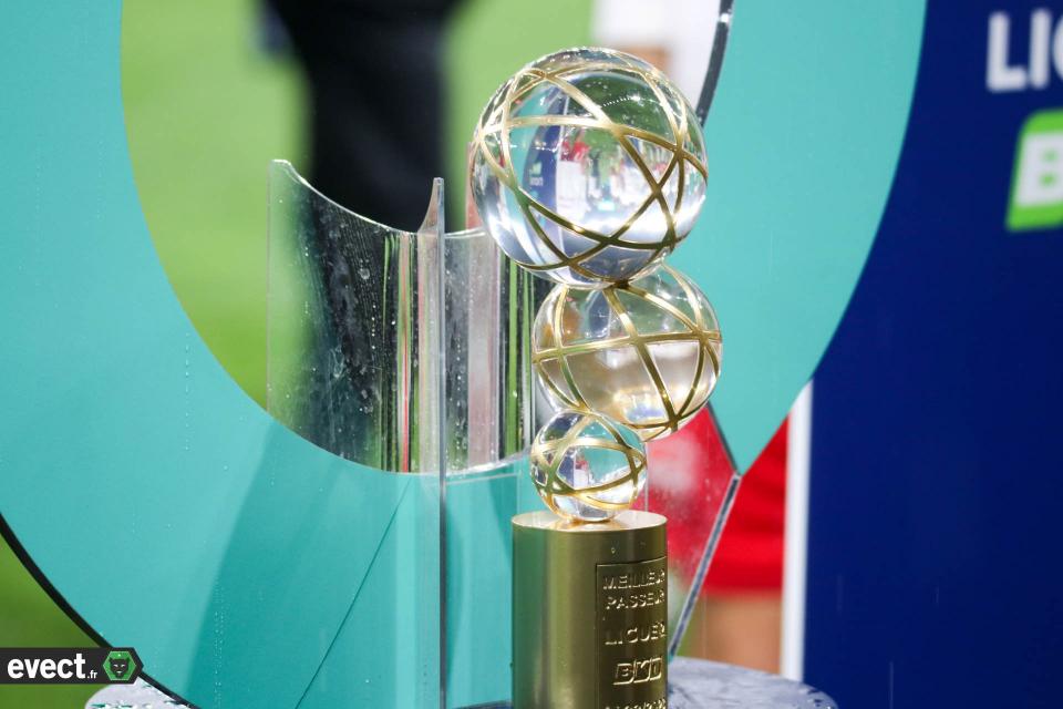 Un trophée pour Krasso dès le coup de sifflet final de #ASSEVAFC