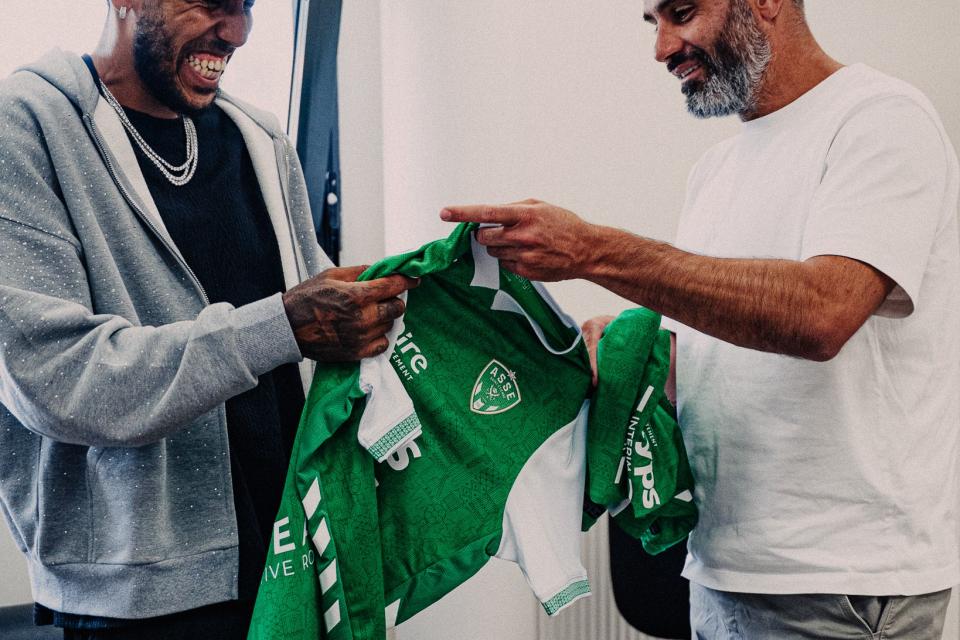 Aubameyang tout sourire à L'Etrat : 
